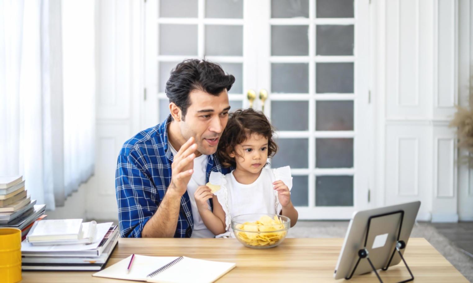 Famiglie che partecipano ad attività di gruppo in un ambiente accogliente