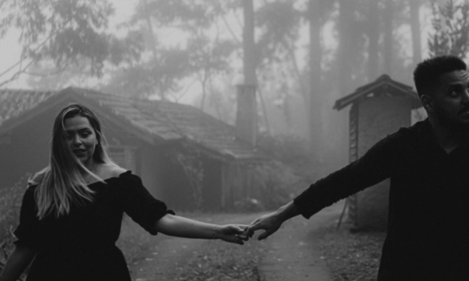 Famiglia che mette in pratica tecniche di comunicazione efficace