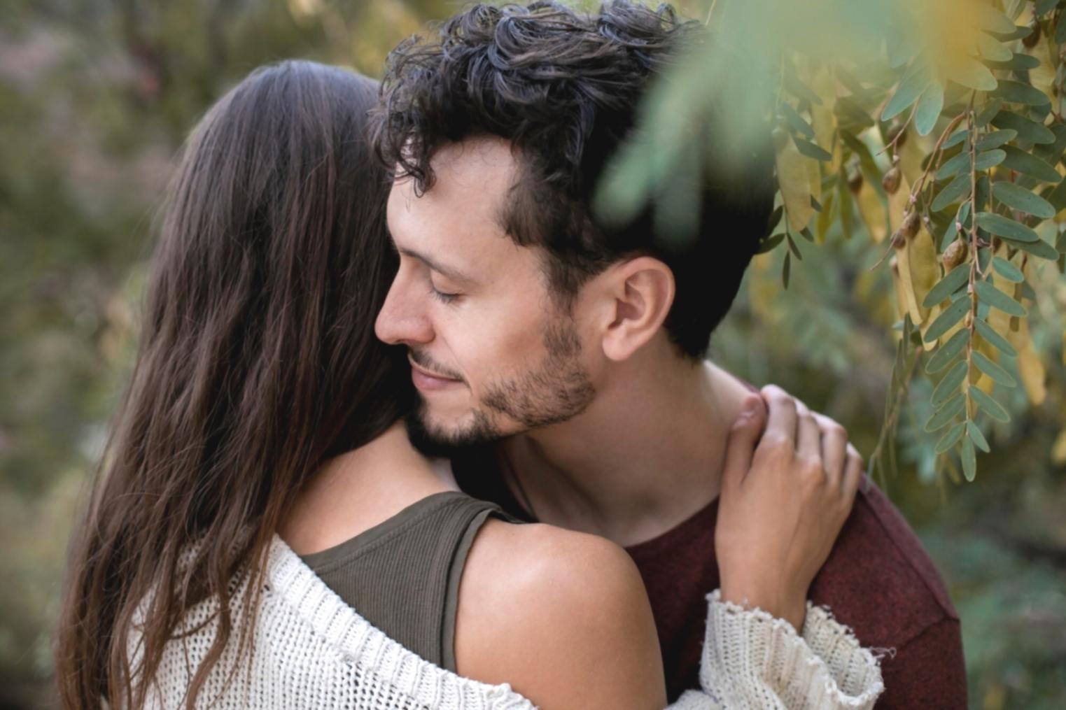 Famiglia che celebra i progressi nel supporto reciproco